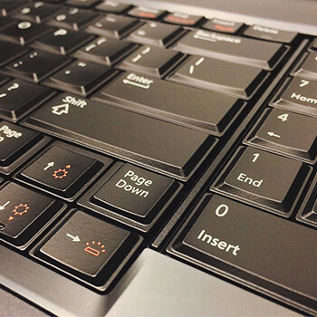 Najlepsze materiały i mechanizmy do półkotapczanu z sofą – co wybrać, by służył latami